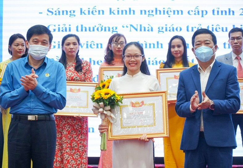 Cô giáo Lan đã đạt nhiều danh hiệu, được tặng nhiều giấy khen, bằng khen cấp huyện, tỉnh, cấp bộ. Cô giáo Lan đã đạt nhiều danh hiệu, được tặng nhiều giấy khen, bằng khen cấp huyện, tỉnh, cấp bộ.