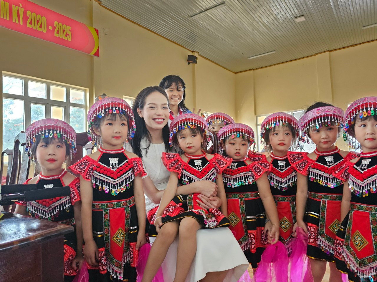 Hoa hậu Huỳnh Thị Thanh Thuỷ chụp ảnh kỷ niệm cùng các em nhỏ huyện Tuy Đức. Hoa hậu Huỳnh Thị Thanh Thuỷ chụp ảnh kỷ niệm cùng các em nhỏ huyện Tuy Đức.