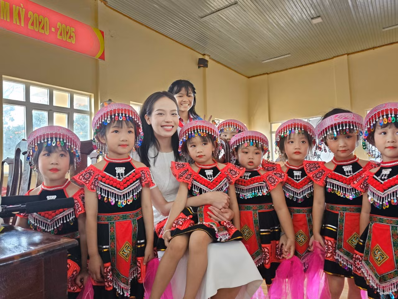 Hoa hậu Huỳnh Thị Thanh Thuỷ chụp ảnh kỷ niệm cùng các em nhỏ huyện Tuy Đức. Hoa hậu Huỳnh Thị Thanh Thuỷ chụp ảnh kỷ niệm cùng các em nhỏ huyện Tuy Đức.