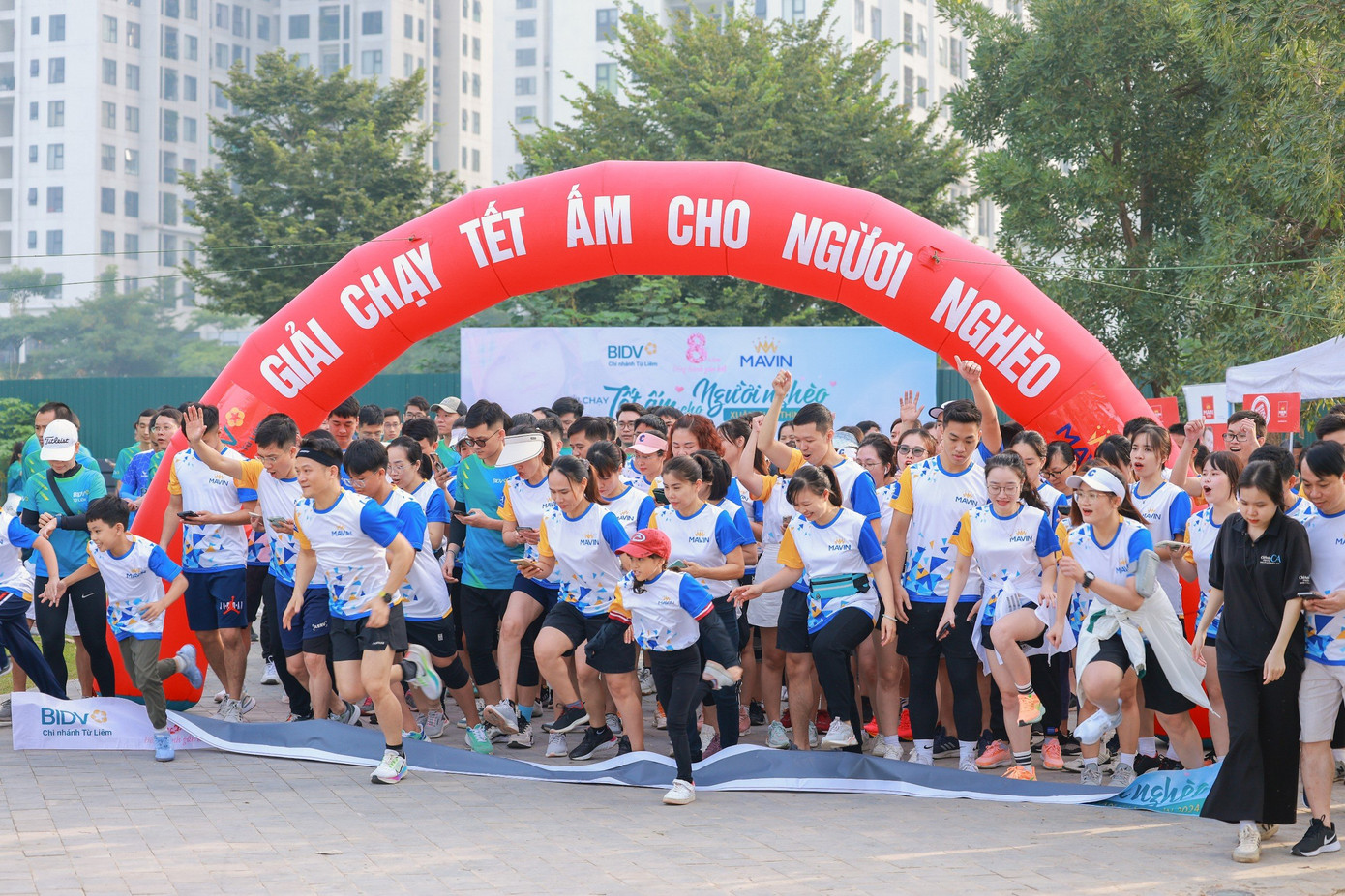 Các vận động viên hồ hởi trên vạch xuất phát, sẵn sàng chạy vì người nghèo Các vận động viên hồ hởi trên vạch xuất phát, sẵn sàng chạy vì người nghèo