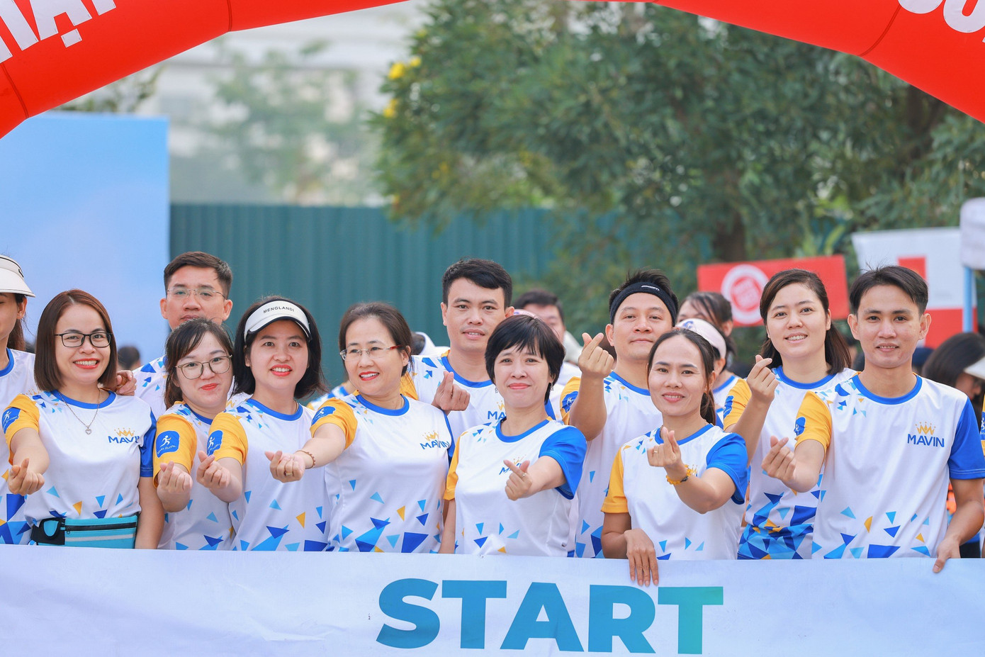 Các vận động viên hồ hởi trên vạch xuất phát, sẵn sàng chạy vì người nghèo Các vận động viên hồ hởi trên vạch xuất phát, sẵn sàng chạy vì người nghèo