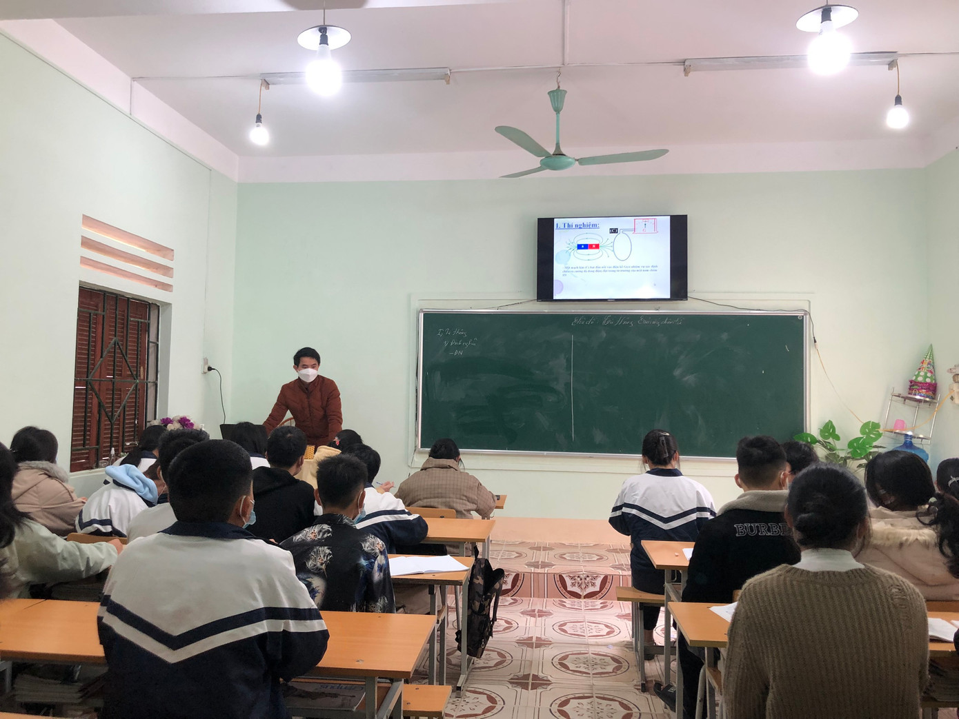 Thầy Linh luôn nỗ lực tìm tòi phương pháp mới sinh động, có hiệu quả để vận dụng vào việc giảng dạy