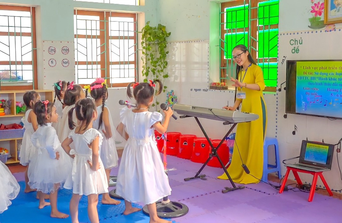 Cô giáo Lan hàng ngày đến lớp dạy trẻ với nhiệt huyết và lòng yêu nghề, mến trẻ. Cô giáo Lan hàng ngày đến lớp dạy trẻ với nhiệt huyết và lòng yêu nghề, mến trẻ.