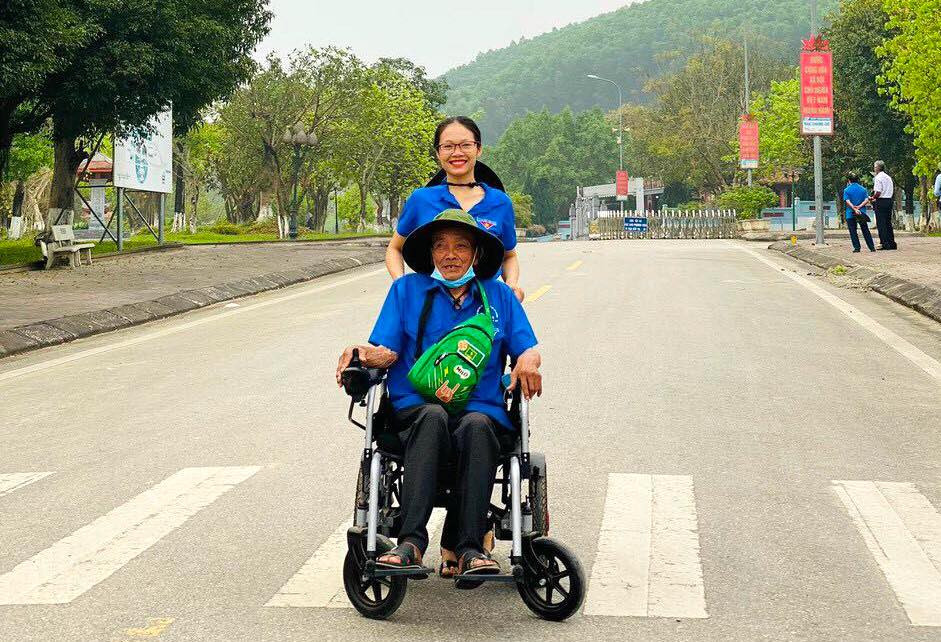 Tuy đang mang trong mình căn bệnh quái ác nhưng cô giáo Lan vẫn nhiệt huyết, năng nổ trong các phong trào hoạt động xã hội, hoạt động của Đoàn Thanh niên. Tuy đang mang trong mình căn bệnh quái ác nhưng cô giáo Lan vẫn nhiệt huyết, năng nổ trong các phong trào hoạt động xã hội, hoạt động của Đoàn Thanh niên.