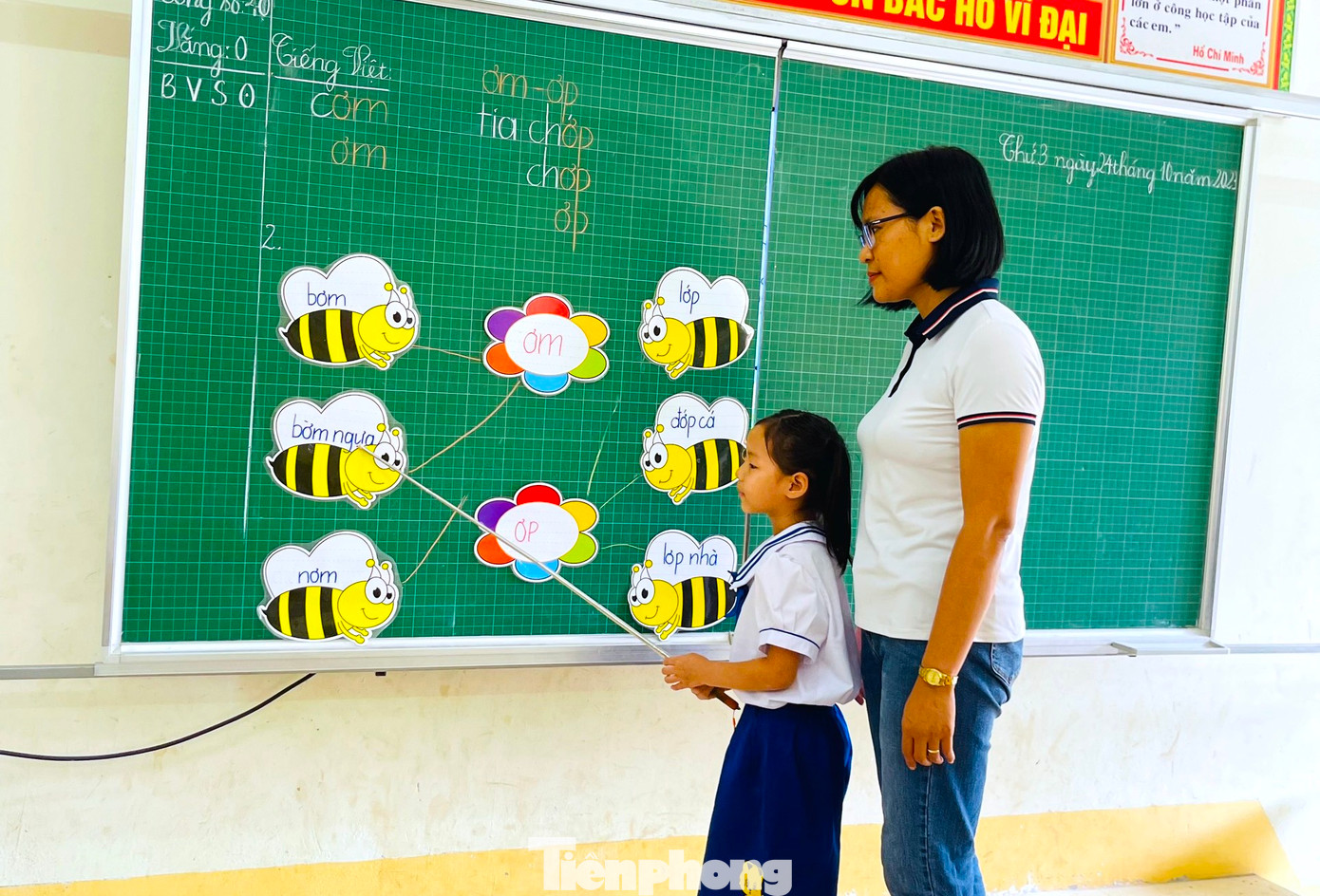 Hàng ngày cô Dung phải bắt xe buýt vượt quãng đường dài hơn 60km để mang con chữ đến cho học trò của mình.