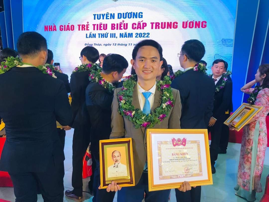 Thầy giáo Linh được tuyên Nhà giáo trẻ tiêu biểu cấp Trung ương năm 2022