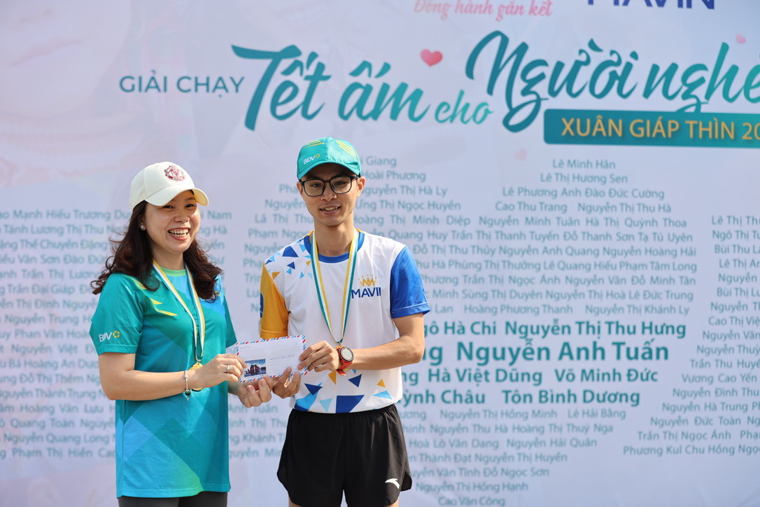 Ban tổ chức trao giải Nhất cho vận động viên hoàn thành cự ly 10 km sớm nhất Ban tổ chức trao giải Nhất cho vận động viên hoàn thành cự ly 10 km sớm nhất
