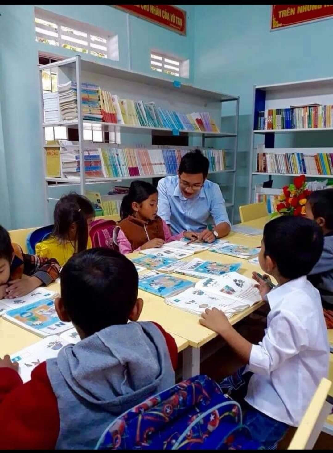 Thầy giáo trẻ tận tình chỉ bảo, hướng dẫn các học trò Thầy giáo trẻ tận tình chỉ bảo, hướng dẫn các học trò