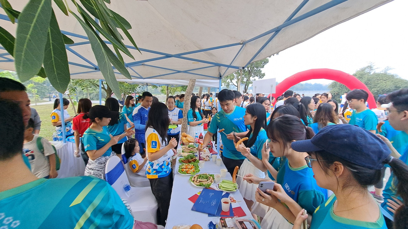 Các vận động viên thưởng thức các sản phẩm của Mavin Foods sau khi hoàn thành cự ly chạy đăng ký Các vận động viên thưởng thức các sản phẩm của Mavin Foods sau khi hoàn thành cự ly chạy đăng ký