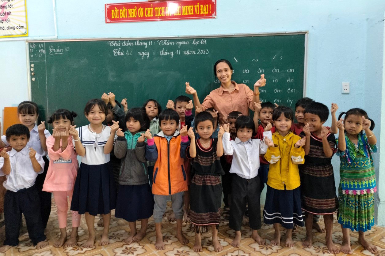 Cô Hiền cùng các em học sinh điểm trường thôn 1 Trường PTDTBT TH Vừ A Dính Cô Hiền cùng các em học sinh điểm trường thôn 1 Trường PTDTBT TH Vừ A Dính