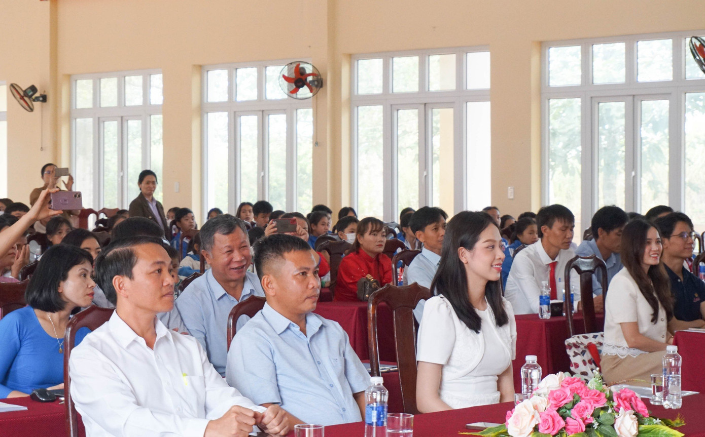 Khách mời tham dự Lễ trao laptop tri ân thầy cô. Khách mời tham dự Lễ trao laptop tri ân thầy cô.