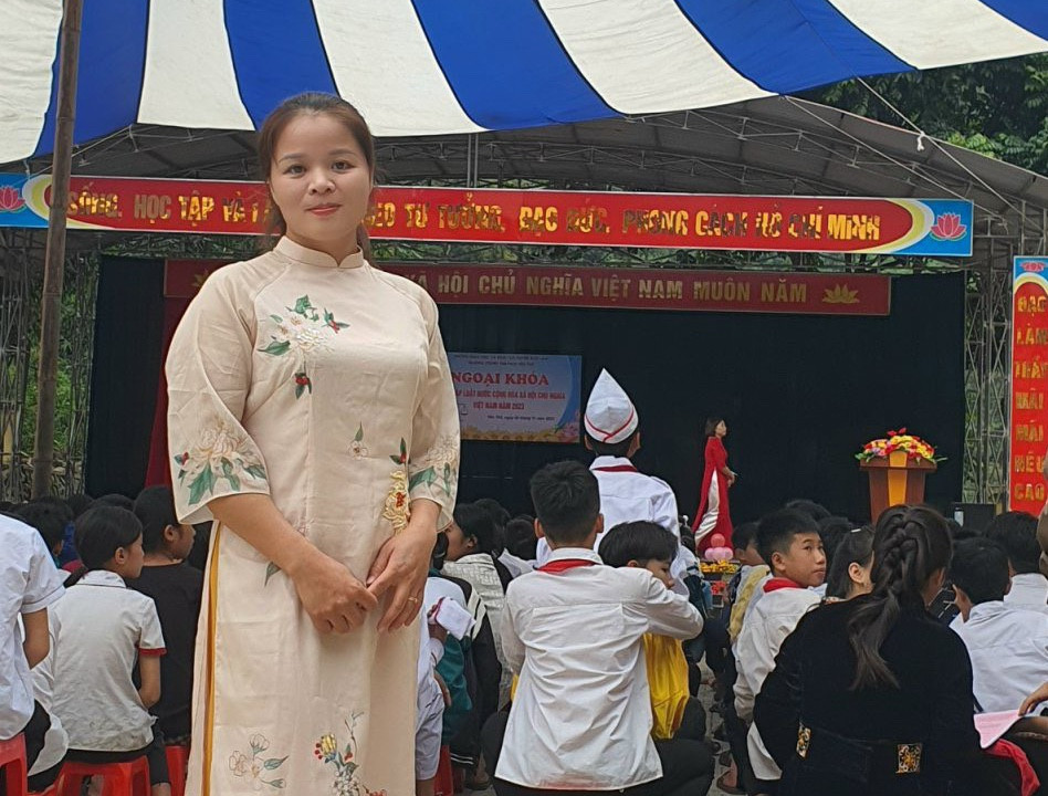 Cô giáo Hoàng Thị Len đã trở thành một trong những giáo viên đầu tiên nhận laptop của chương trình