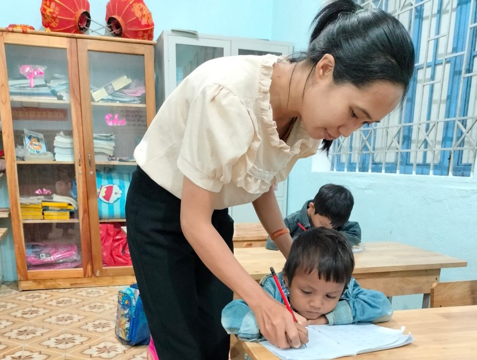 Dù vất vả, nhưng vì các con, vì học trò vùng cao mà cô Hiền nỗ lực mỗi ngày. Dù vất vả, nhưng vì các con, vì học trò vùng cao mà cô Hiền nỗ lực mỗi ngày.