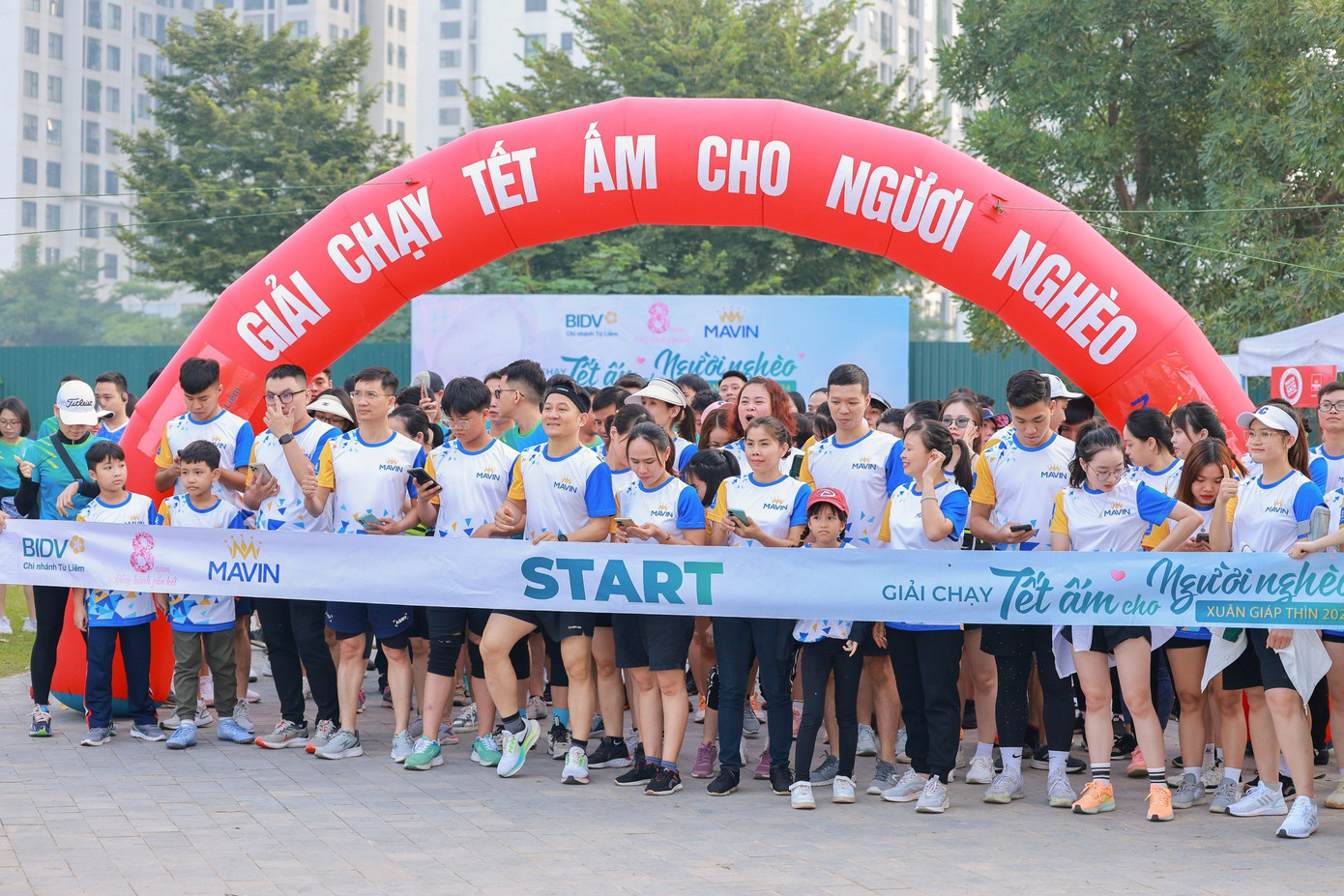 Các vận động viên hồ hởi trên vạch xuất phát, sẵn sàng chạy vì người nghèo Các vận động viên hồ hởi trên vạch xuất phát, sẵn sàng chạy vì người nghèo