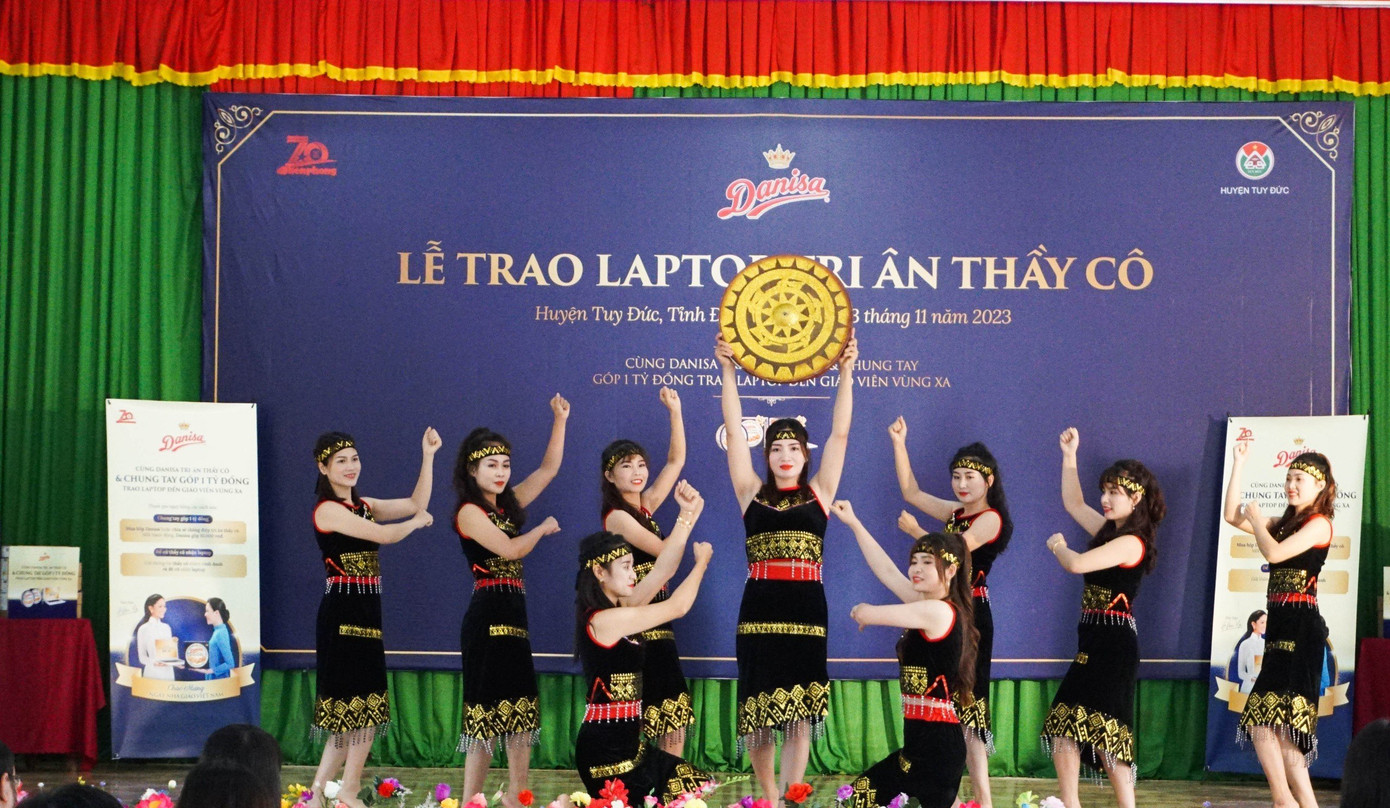 Tiết mục văn nghệ mở màn chương trình. Tiết mục văn nghệ mở màn chương trình.