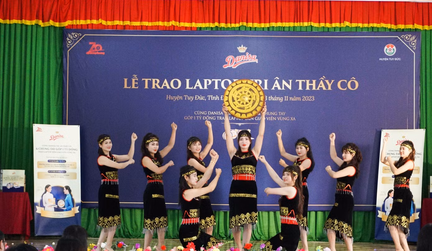 Tiết mục văn nghệ mở màn chương trình. Tiết mục văn nghệ mở màn chương trình.