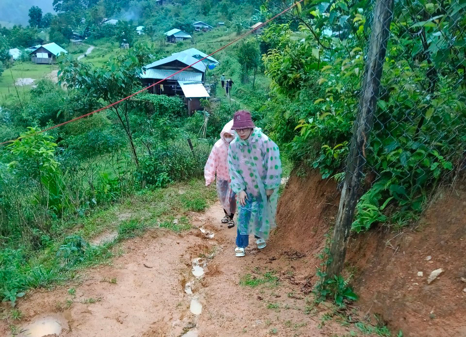 Đường vào điểm trường khá xa, trời mưa trơn trượt, nguy hiểm. Cô Hương cùng đồng nghiệp vào tận bản làng để vận động học sinh đến lớp. Đường vào điểm trường khá xa, trời mưa trơn trượt, nguy hiểm. Cô Hương cùng đồng nghiệp vào tận bản làng để vận động học sinh đến lớp.