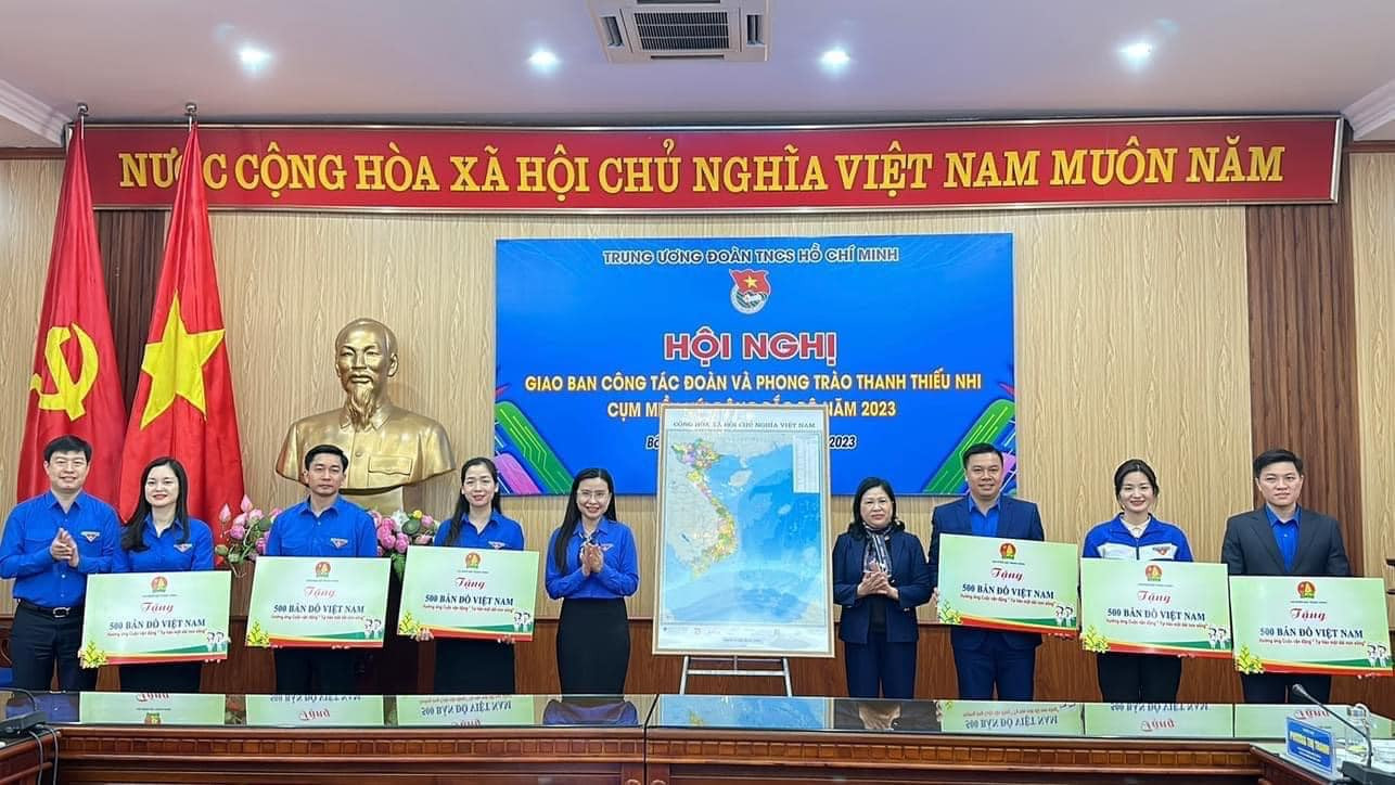 Thường trực Hội đồng Đội Trung ương đã trao tặng Cụm miền núi Đông Bắc Bộ 3.000 bản đồ Việt Nam (mỗi tỉnh 500 bản đồ) hưởng ứng cuộc vận động “Tự hào một dải non sông”.