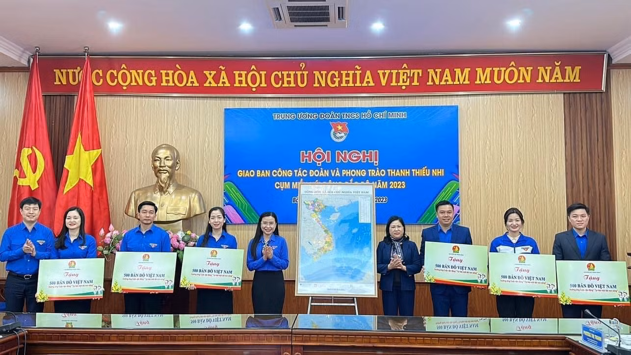 Thường trực Hội đồng Đội Trung ương đã trao tặng Cụm miền núi Đông Bắc Bộ 3.000 bản đồ Việt Nam (mỗi tỉnh 500 bản đồ) hưởng ứng cuộc vận động “Tự hào một dải non sông”.