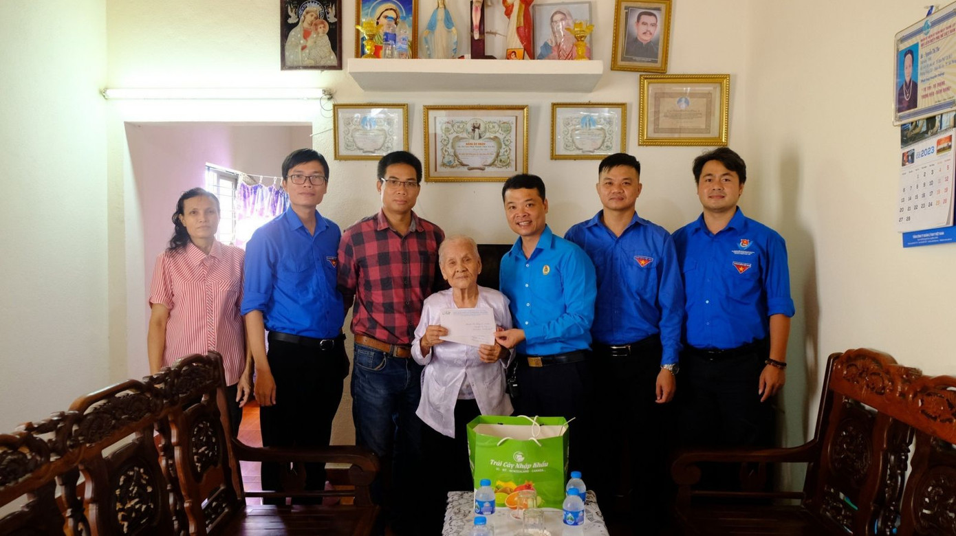 Đại diện Công đoàn Công ty cùng Đoàn thanh niên, Chi hội Cựu chiến binh Công ty thăm hỏi mẹ Việt Nam Anh hùng Nguyễn Thị The tại phường Tràng Cát, quận Hải An, Hải Phòng