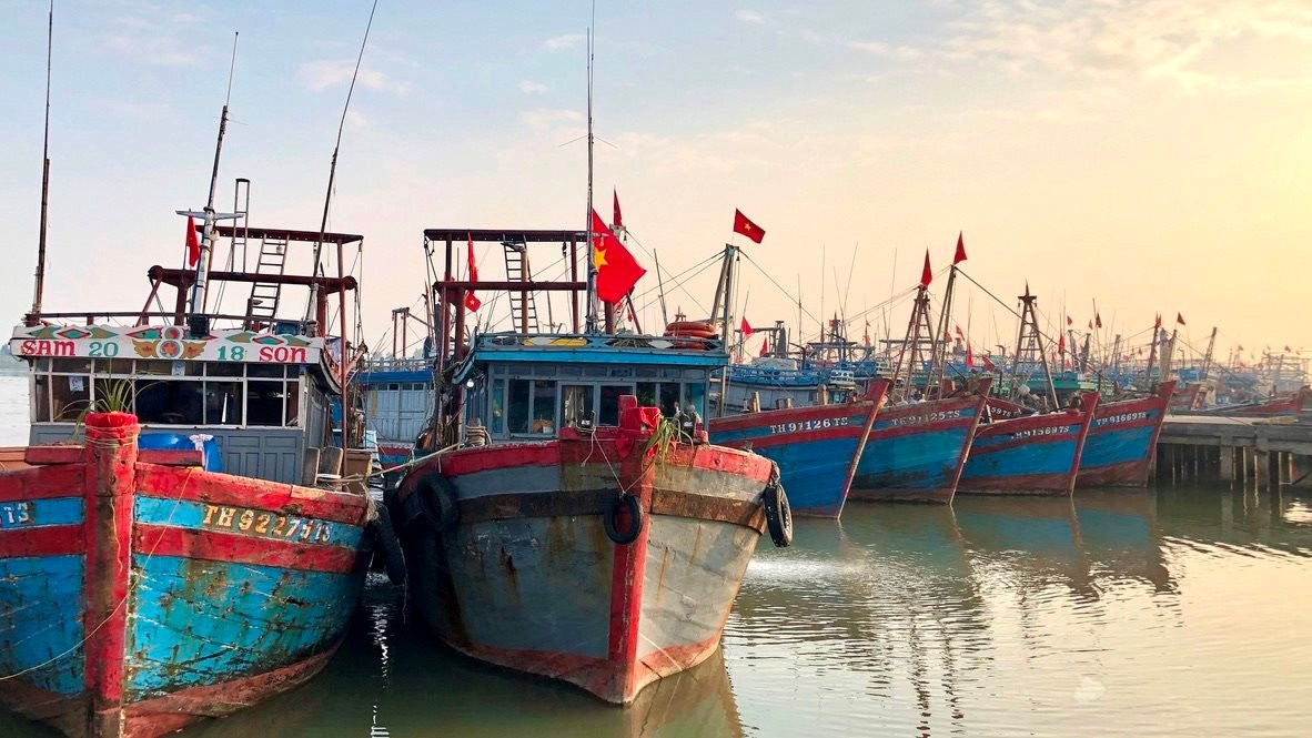 Thông qua lớp tập huấn, bà con ngư dân sẽ được tiếp cận, nâng cao kiến thức về nhận thức về bảo vệ chủ quyền biển, đảo; ý thức chấp hành các quy định của pháp luật trong khai thác đánh bắt thủy sản Thông qua lớp tập huấn, bà con ngư dân sẽ được tiếp cận, nâng cao kiến thức về nhận thức về bảo vệ chủ quyền biển, đảo; ý thức chấp hành các quy định của pháp luật trong khai thác đánh bắt thủy sản