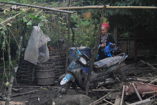 Một chiếc xe máy bị dập nát.