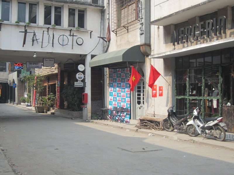 Không có một bóng người qua lại