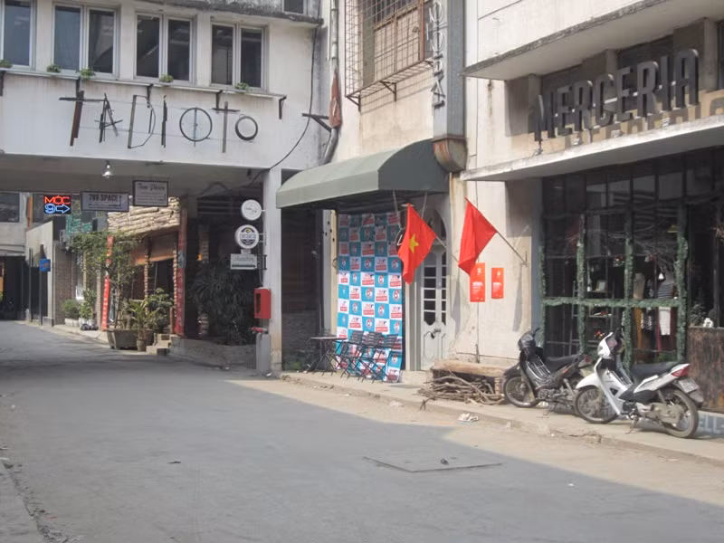 Không có một bóng người qua lại