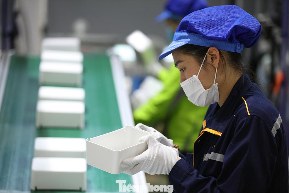 Những phần quà Tết đã và đang được các cấp, ngành chuyển đến tay công nhân lao động có hoàn cảnh khó khăn với mong muốn mọi đoàn viên Công đoàn, người lao động đều có Tết, không để ai bị bỏ lại phía sau. Những phần quà Tết đã và đang được các cấp, ngành chuyển đến tay công nhân lao động có hoàn cảnh khó khăn với mong muốn mọi đoàn viên Công đoàn, người lao động đều có Tết, không để ai bị bỏ lại phía sau.