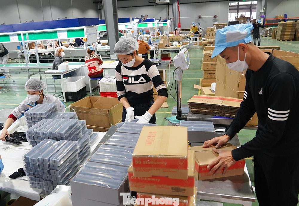 Hàng hoá cuối năm được công nhân trong các nhà máy làm việc hết công suất Hàng hoá cuối năm được công nhân trong các nhà máy làm việc hết công suất