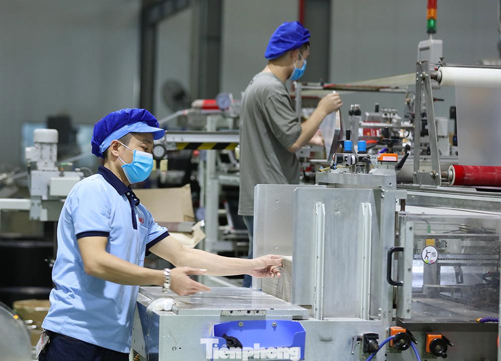 Cuối năm công nhân đều cố gắng làm việc miệt mài và làm tăng ca cũng giúp cho công ty đảm bảo được tiến độ hàng hoá. Cuối năm công nhân đều cố gắng làm việc miệt mài và làm tăng ca cũng giúp cho công ty đảm bảo được tiến độ hàng hoá.