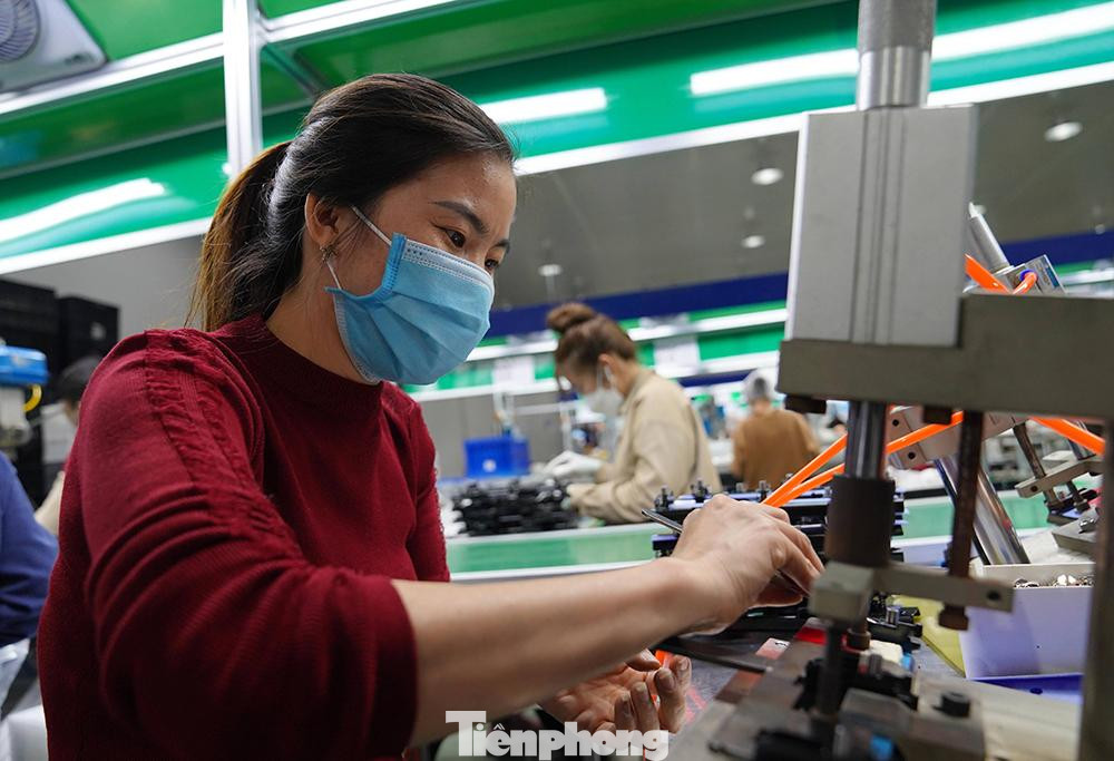 Tết đang về trên khắp phố phường, len lỏi trong từng nhà máy, doanh nghiệp... Và ngay trong điều kiện khó khăn bởi dịch bệnh chưa dứt, mọi sự quan tâm, hỗ trợ, sẻ chia của các cấp Công đoàn, doanh nghiệp cùng chính quyền địa phương dành cho đoàn viên, công nhân lao động đều hết sức đáng quý. Tết đang về trên khắp phố phường, len lỏi trong từng nhà máy, doanh nghiệp... Và ngay trong điều kiện khó khăn bởi dịch bệnh chưa dứt, mọi sự quan tâm, hỗ trợ, sẻ chia của các cấp Công đoàn, doanh nghiệp cùng chính quyền địa phương dành cho đoàn viên, công nhân lao động đều hết sức đáng quý.