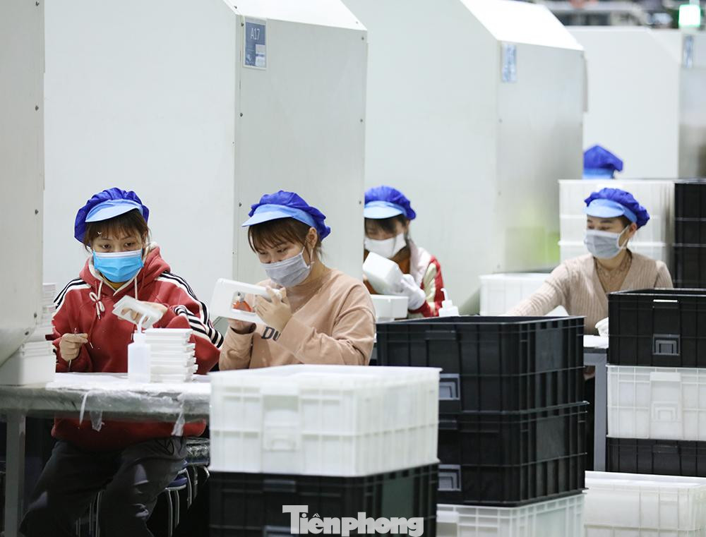 Cùng với Công đoàn, doanh nghiệp, các sở, ban, ngành, địa phương cũng có những phương án cụ thể để chăm lo Tết cho công nhân lao động ngoại tỉnh. Cùng với Công đoàn, doanh nghiệp, các sở, ban, ngành, địa phương cũng có những phương án cụ thể để chăm lo Tết cho công nhân lao động ngoại tỉnh.