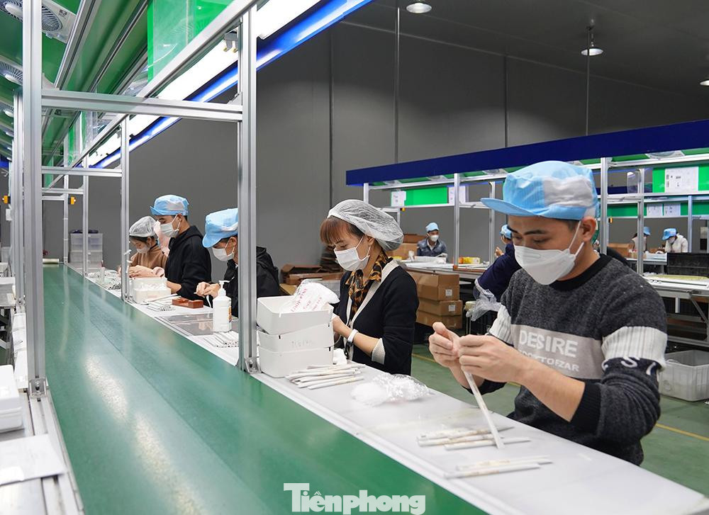 "Công nhân không về quê đón Tết thì tổ chức Tết cho công nhân ở nhà trọ. Công nhân về quê đón Tết hỗ trợ hơn 8000 vé xe", Chủ tịch Công đoàn các KCN tỉnh Nguyễn Thế Quyết nói. "Công nhân không về quê đón Tết thì tổ chức Tết cho công nhân ở nhà trọ. Công nhân về quê đón Tết hỗ trợ hơn 8000 vé xe", Chủ tịch Công đoàn các KCN tỉnh Nguyễn Thế Quyết nói.