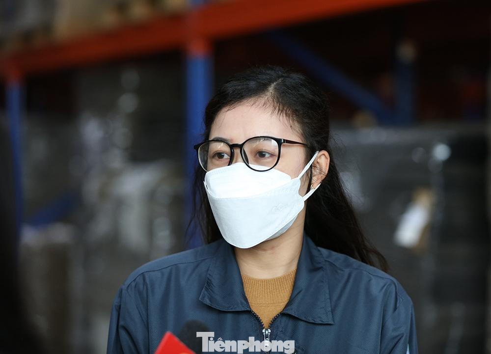 Chị Triệu Thị Hằng, quê Cao Bằng, công nhân Công ty TNHH Công nghệ bao bì Yuto Việt Nam cho biết: "Đã 2 năm rồi chị chưa về quê sum họp cùng gia đình trong dịp Tết. Chị rất nhớ nhà nhưng cũng đành chịu vì điều kiện khó khăn, năm nay dịch COVID-19 lại diễn biến phức tạp. “Tuy không về quê, nhưng năm nào Công đoàn cũng có quà Tết, động viên, tạo được không khí xuân ấm áp”. Chị Triệu Thị Hằng, quê Cao Bằng, công nhân Công ty TNHH Công nghệ bao bì Yuto Việt Nam cho biết: "Đã 2 năm rồi chị chưa về quê sum họp cùng gia đình trong dịp Tết. Chị rất nhớ nhà nhưng cũng đành chịu vì điều kiện khó khăn, năm nay dịch COVID-19 lại diễn biến phức tạp. “Tuy không về quê, nhưng năm nào Công đoàn cũng có quà Tết, động viên, tạo được không khí xuân ấm áp”.