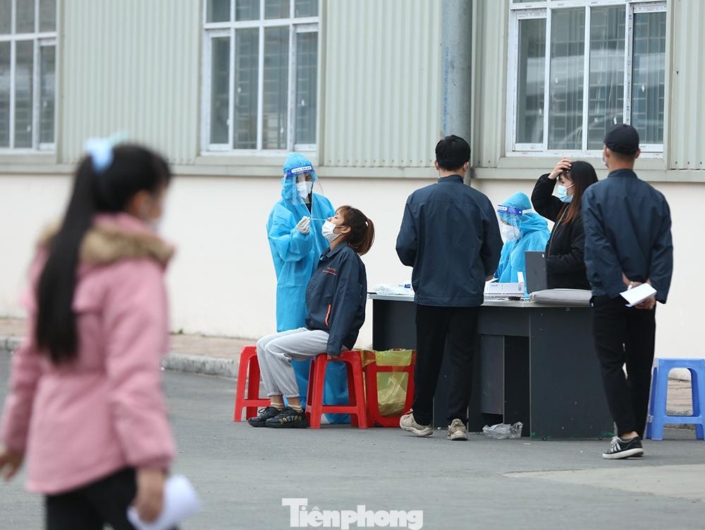 Cứ 1 tuần/lần công ty đều xét nghiệm nhanh cho công nhân trong nhà máy đảm bảo an toàn tuyệt đối cho mọi người làm việc. Cứ 1 tuần/lần công ty đều xét nghiệm nhanh cho công nhân trong nhà máy đảm bảo an toàn tuyệt đối cho mọi người làm việc.