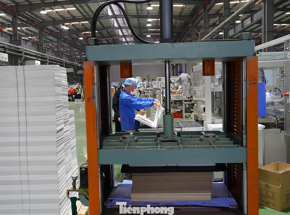 Số lượng công nhân ở lại ăn Tết sẽ đông hơn các năm trước. Đây là điểm đáng mừng, doanh nghiệp sẽ giữ chân lao động ở lại và địa phương có điều kiện để chăm lo cho lao động tốt hơn. Số lượng công nhân ở lại ăn Tết sẽ đông hơn các năm trước. Đây là điểm đáng mừng, doanh nghiệp sẽ giữ chân lao động ở lại và địa phương có điều kiện để chăm lo cho lao động tốt hơn.