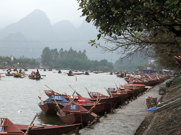 Gọn gàng vệ sinh đường bên suối Yến