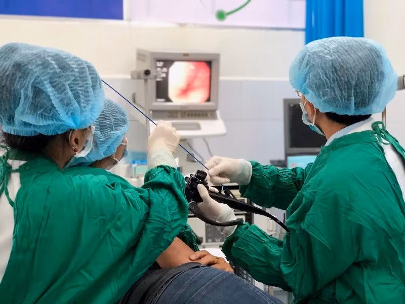 Uống nước khi đang xỉa răng, nam thanh niên bị tăm đâm xuyên dạ dày ảnh 2