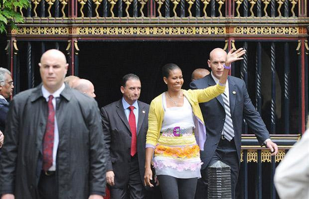 Michelle Obama vẫy chào dân chúng Anh, theo sau là một đoàn hộ tống. Ảnh: Telegraph