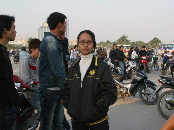 Chị Ngọc Hoa sợ hãi vì vừa bị cướp mất vé và bị đánh