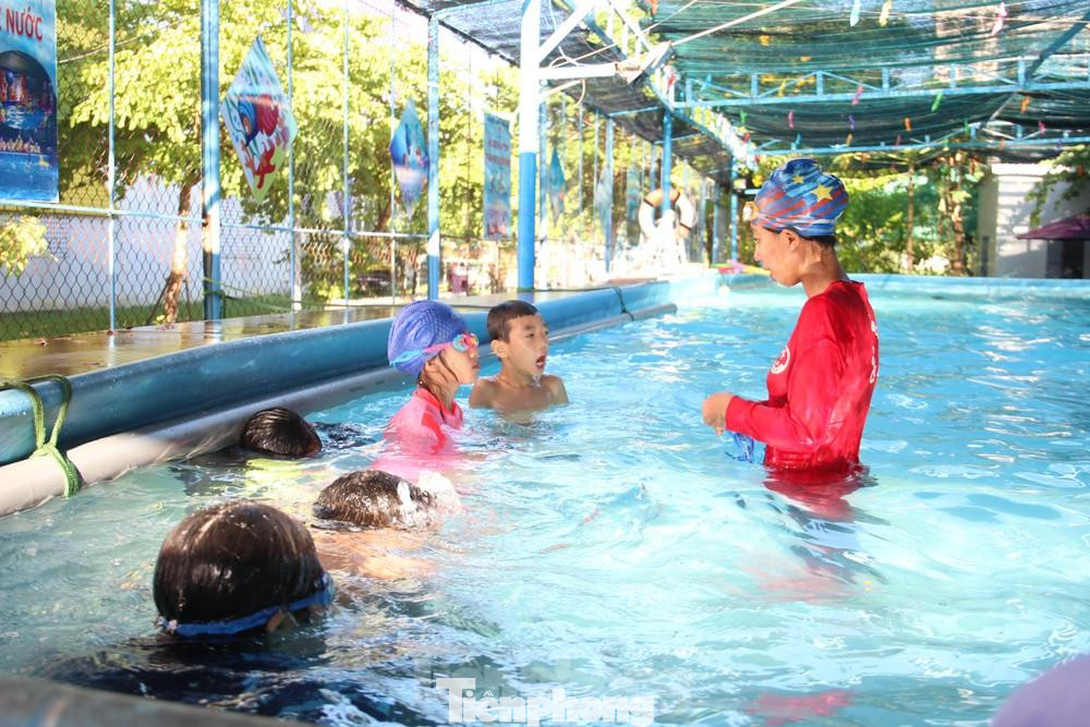 Từ tháng 6/2018, Việt Nam đã triển khai chương trình dạy bơi an toàn cho trẻ em từ 6-15 tuổi.