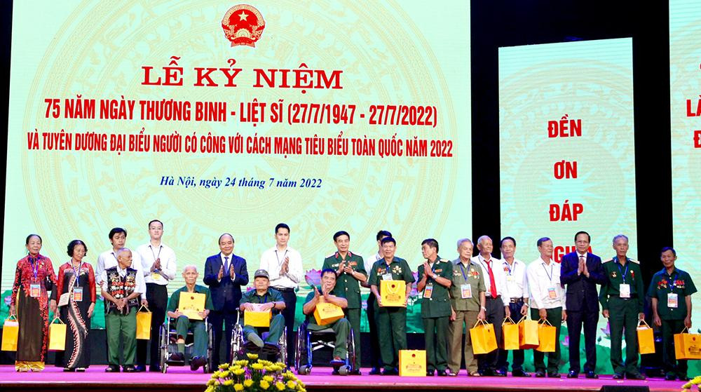 Lãnh đạo Đảng, Nhà nước đã tặng quà cho đại diện người có công với cách mạng tại Lễ Kỷ niệm 75 năm Ngày Thương binh - Liệt sĩ. Ảnh: Mạnh Dũng. Lãnh đạo Đảng, Nhà nước đã tặng quà cho đại diện người có công với cách mạng tại Lễ Kỷ niệm 75 năm Ngày Thương binh - Liệt sĩ. Ảnh: Mạnh Dũng.