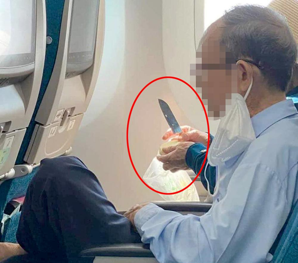 Mang theo dao lọt qua cửa an ninh soi chiếu, khách vô tư mang ra gọt hoa quả trên máy bay. Mang theo dao lọt qua cửa an ninh soi chiếu, khách vô tư mang ra gọt hoa quả trên máy bay.