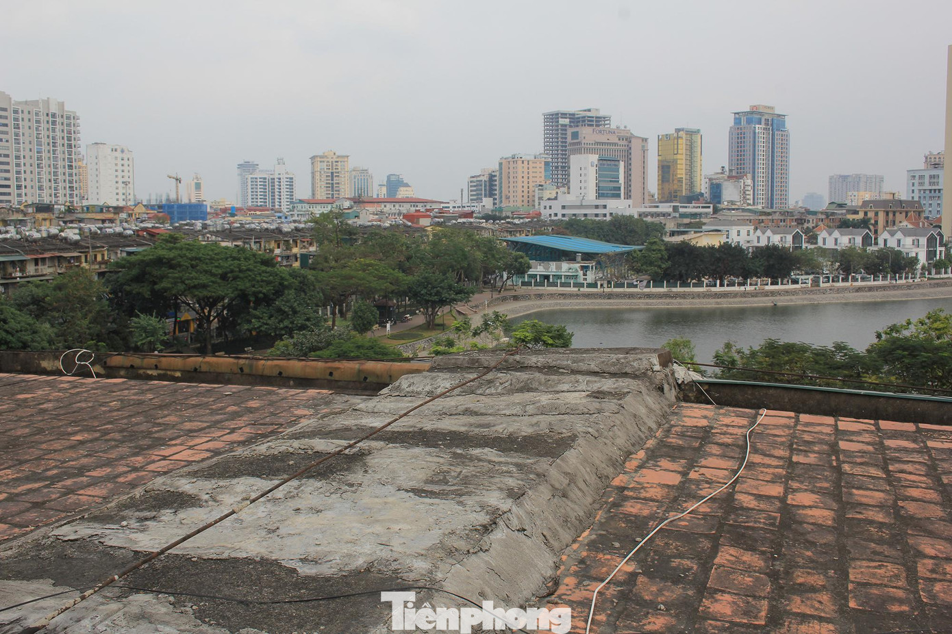 Nhiều hộ dân tại các khu chung cư cấp D, thuộc diện di dời cho biết, để đảm bảo tiến độ cải tạo, xây mới và đảm bảo việc tái định cư cho cư dân, họ đề xuất chủ đầu tư phải kí quỹ nhằm đảm bảo tiến độ quy định theo thời gian để cư dân tái định cư và tránh việc mua đi bán lại công trình. Nhiều hộ dân tại các khu chung cư cấp D, thuộc diện di dời cho biết, để đảm bảo tiến độ cải tạo, xây mới và đảm bảo việc tái định cư cho cư dân, họ đề xuất chủ đầu tư phải kí quỹ nhằm đảm bảo tiến độ quy định theo thời gian để cư dân tái định cư và tránh việc mua đi bán lại công trình.