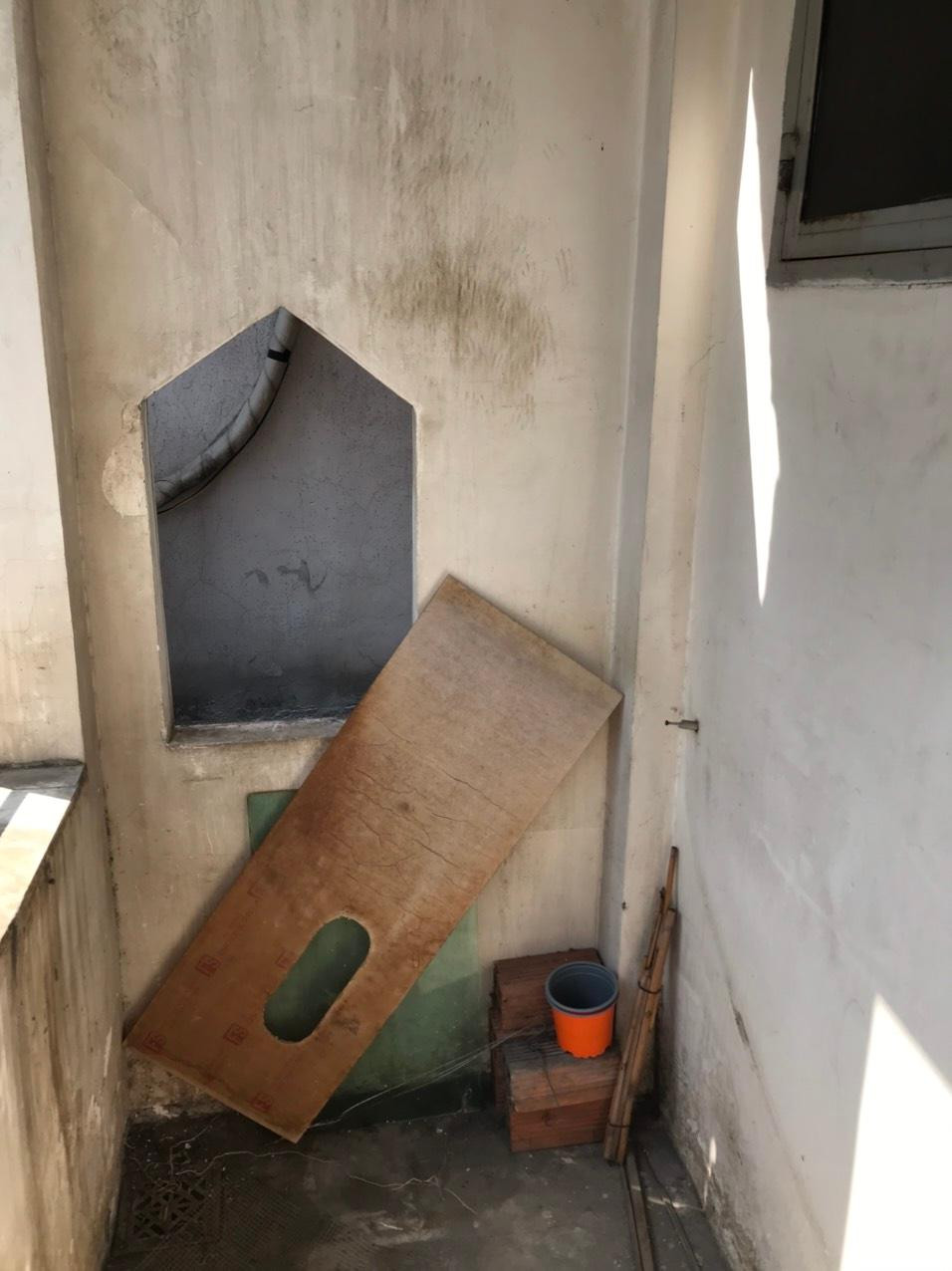 Căn nhà này tọa lạc ở Hẻm Bình Tiên (Quận 6, TP HCM) – một khu lâu đời của TP, cũng vì vậy mà căn nhà cũng có tuổi đời khá cao, khiến nhiều hạng mục bắt đầu xuống cấp trầm trọng. Sau khi được chuyển nhượng lại, chị P đã nhờ một kiến trúc sư (KTS) trẻ sửa chữa và cải tạo lại căn nhà.