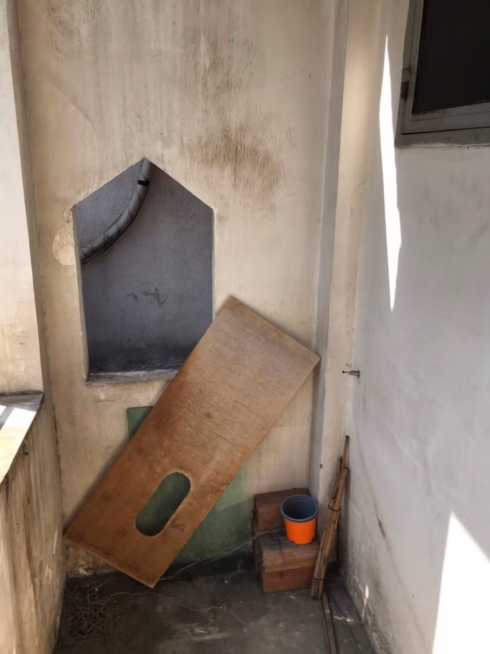 Căn nhà này tọa lạc ở Hẻm Bình Tiên (Quận 6, TP HCM) – một khu lâu đời của TP, cũng vì vậy mà căn nhà cũng có tuổi đời khá cao, khiến nhiều hạng mục bắt đầu xuống cấp trầm trọng. Sau khi được chuyển nhượng lại, chị P đã nhờ một kiến trúc sư (KTS) trẻ sửa chữa và cải tạo lại căn nhà.