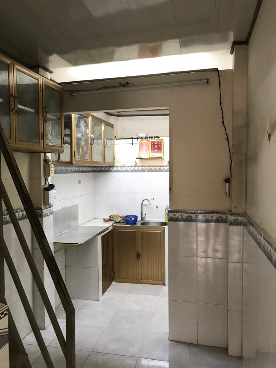 Qua khảo sát hiện trạng và kiểm tra ngôi nhà, cũng như trao đổi với chủ nhà, Văn Cảnh đã bắt đầu lên những phương án đầu tiên. KTS này cho biết, vấn đề nan giải nhất của những ngôi nhà chật hẹp là không gian và lối đi của cầu thang. Do đó, giải pháp mà KTS này đưa ra cho chủ nhà là chuyển đổi từ cầu thang thẳng ngắn dốc có phần khó di chuyển, sang cầu thang cong uốn lượn, đây là giải pháp hợp về thẩm mỹ cũng như giúp cho không gian chật hẹp trở nên nhẹ nhàng và không còn cảm giác khó đi nữa.