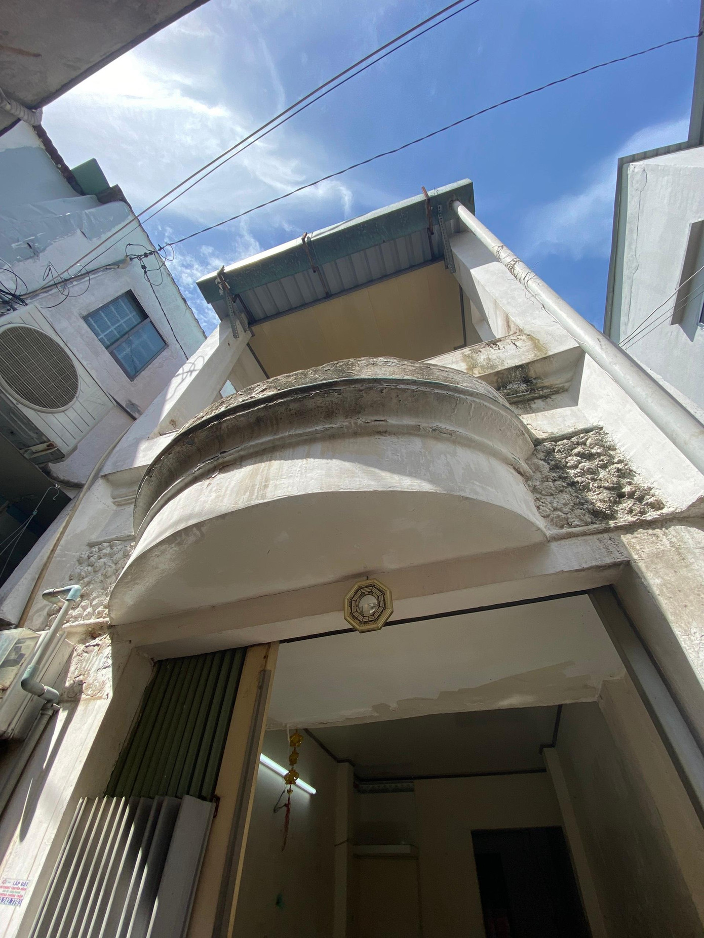 Căn nhà này tọa lạc ở Hẻm Bình Tiên (Quận 6, TP HCM) – một khu lâu đời của TP, cũng vì vậy mà căn nhà cũng có tuổi đời khá cao, khiến nhiều hạng mục bắt đầu xuống cấp trầm trọng. Sau khi được chuyển nhượng lại, chị P đã nhờ một kiến trúc sư (KTS) trẻ sửa chữa và cải tạo lại căn nhà.