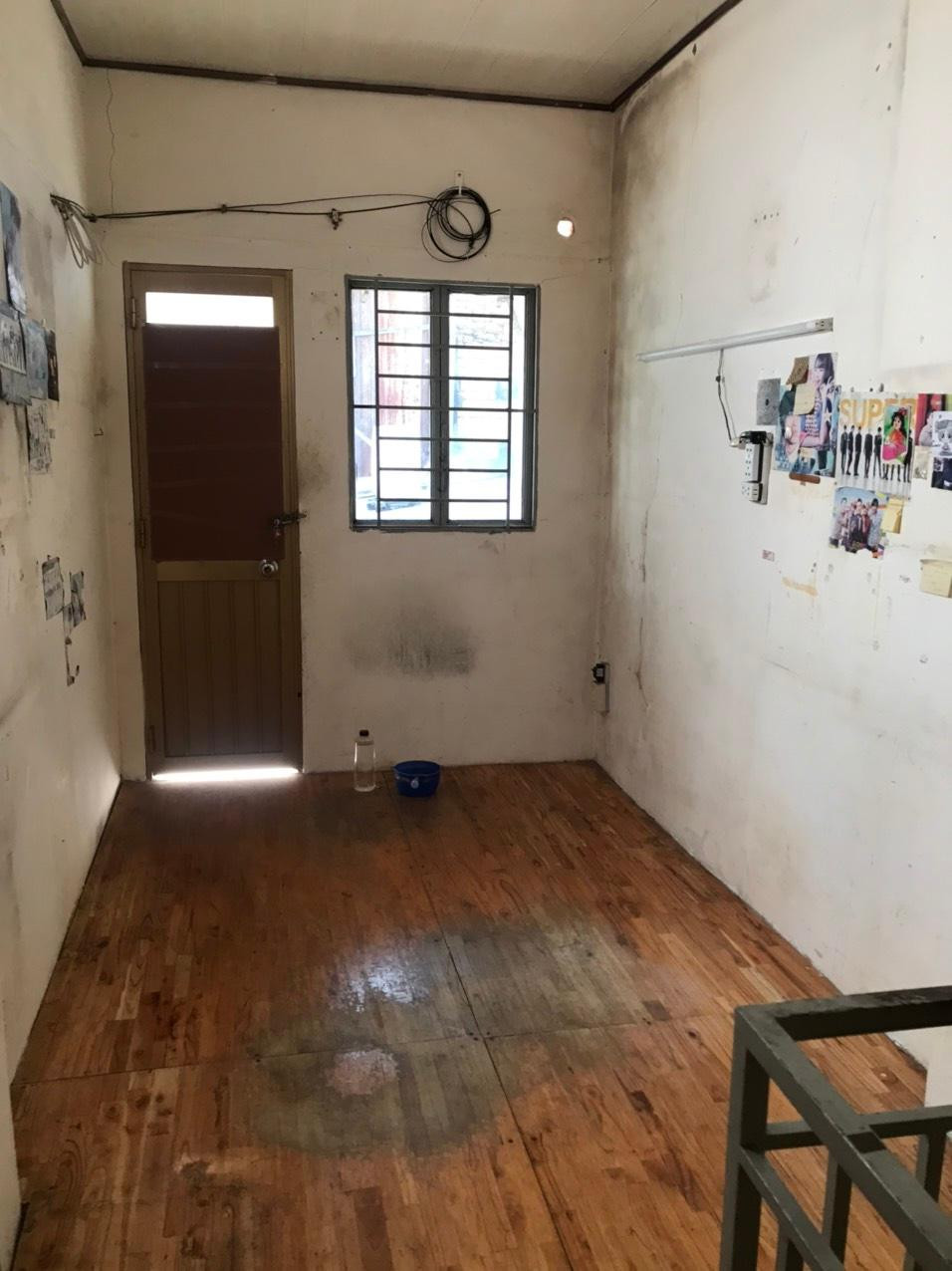 Căn nhà này tọa lạc ở Hẻm Bình Tiên (Quận 6, TP HCM) – một khu lâu đời của TP, cũng vì vậy mà căn nhà cũng có tuổi đời khá cao, khiến nhiều hạng mục bắt đầu xuống cấp trầm trọng. Sau khi được chuyển nhượng lại, chị P đã nhờ một kiến trúc sư (KTS) trẻ sửa chữa và cải tạo lại căn nhà.